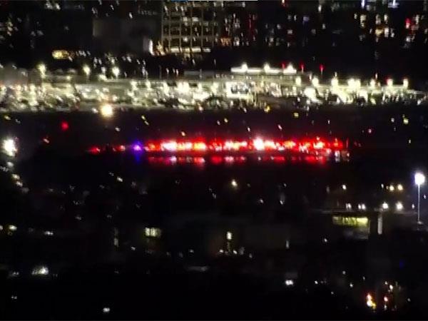 美国航空公司一架飞机和一架陆军直升机在华盛顿特区里根机场附近坠毁，造成至少18人死亡