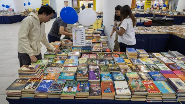 Visitors browsing at the Hills Book Festival, wher<em></em>e thousands of seco<em></em>ndhand books are available at affordable prices. - ZULAZHAR SHEBLEE/The Star