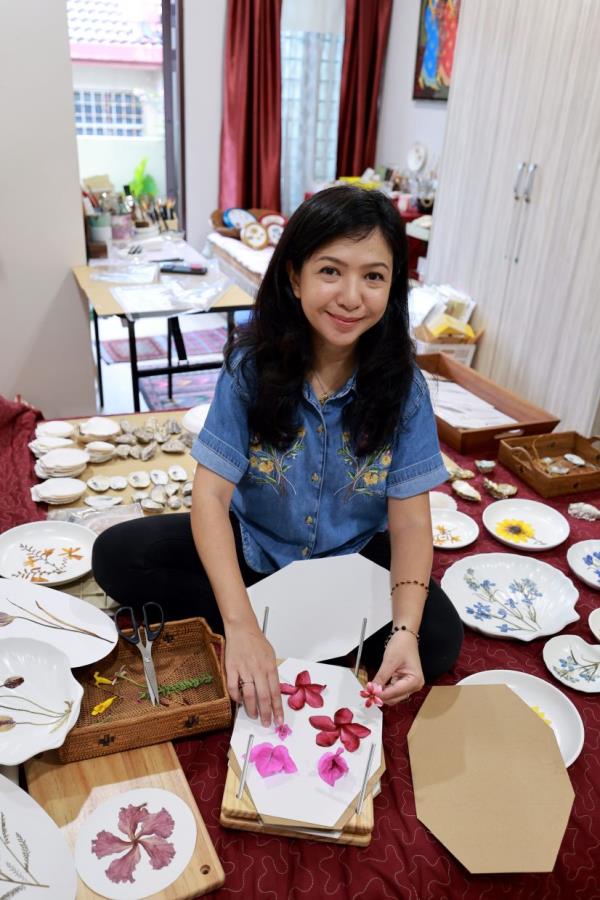 Netalia preserves nature's beauty through pressed flower art, creating timeless pieces after a cancer diagnosis.