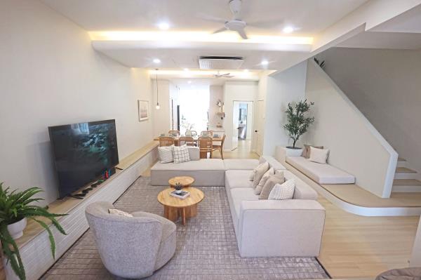 Plush cushions and layers of texture set the tone for the room’s modern style.