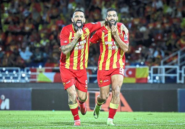 Ali Olwan (right) celebrating after scoring with Ro<em></em>nnie Fernandez. -Bernama
