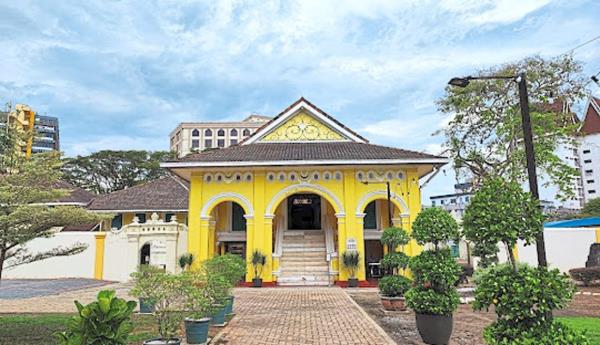 The Kedah Royal Museum is located not far from Zahir Mosque.