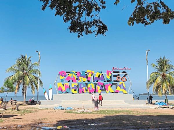Enjoy the sunset and the sea breeze at Merdeka Beach, nestled in Kuala Muda.