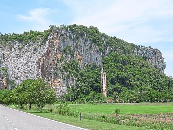 Go on a hike up Keriang Hill and be rewarded with a stunning view of padi fields below. — CHONGKIAN/Wikimedia Commons