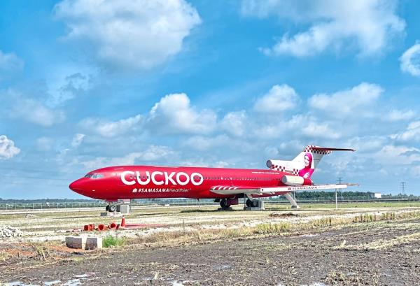 An interesting landmark in Sekinchan is this plane, ‘parked’ in the middle of the padi fields.