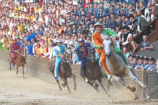 The crowd in Piazza del Campo watching the Palio di Siena. — ROBERTO VICARIO/Wikimedia Commons