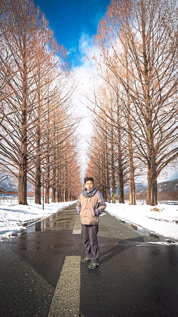 A fruit farm that’s covered in snow, with the mountains in the background. — Photos: AMIR HAFIDZ 