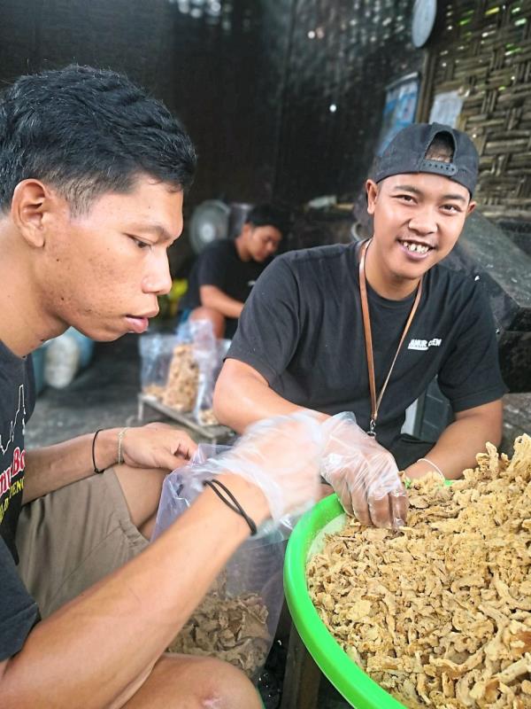 The deep-fried mushrooms are fragile and must be carefully packed by hand to prevent breakage. 